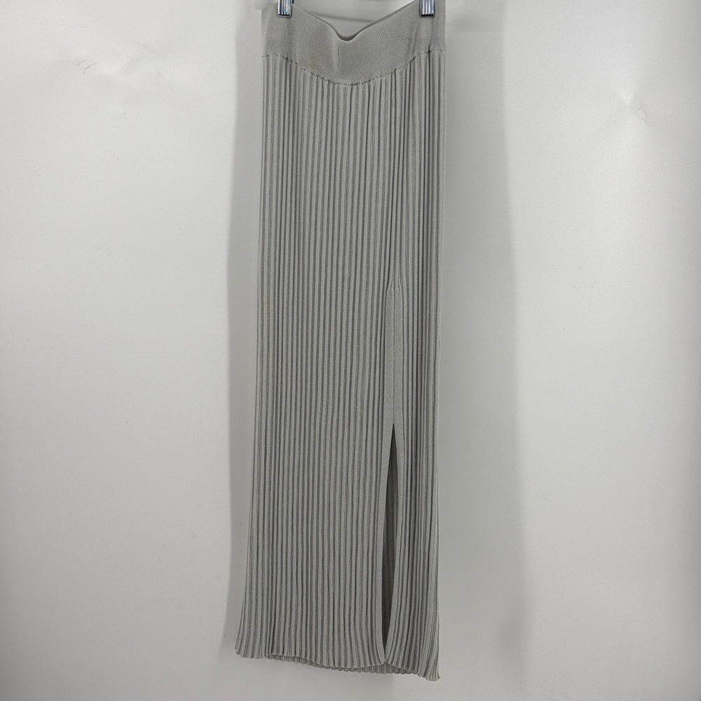 Elegant Gray Ribbed Skirt